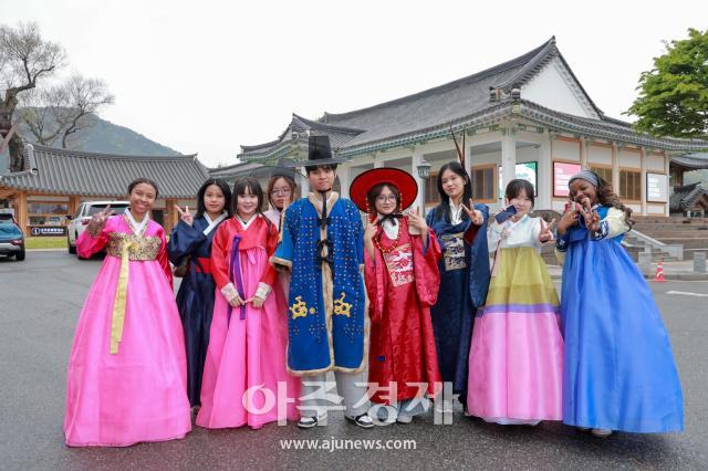 나주시가 나주를 알리는 3色 힐링스테이 프로그램을 운영하고 있다 사진은 관광객들이 한복을 곱게 입고 있는 모습사진나주시