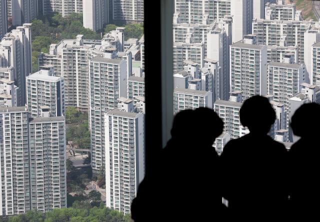  봄 이사 철이 한창인 가운데 서울 아파트 전세 매물이 2년 전 대비 절반 가까이 줄어든 것으로 나타났다
    19일 부동산 빅데이터 업체 아실에 따르면 전날 기준 서울 아파트 전세 매물은 1만5천427건으로 2년 전인 2024년 4월 18일3만750건 대비 499 급감했다
    이날 서울 송파구 롯데월드타워에서 바라본 아파트의 모습 2026419