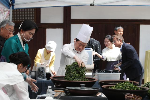 나물 요리 체험 프로그램에 참여 중인 주광덕 시장 모습 사진남양주시