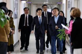 Jung Dong-young chỉ trích việc tiết lộ thông tin mật gây tổn hại lợi ích quốc gia