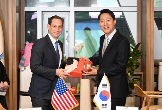 오세훈 서울시장오과 다니엘 루리 샌프란시스코 시장이 23일 서울시청 집무실에서 서울-샌프란시스코 친선결연 50주년 감사의 정원 석재 기증식 시작 전 기념사진을 촬영하고 있다 사진서울시