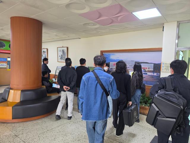 무안경찰서는 23일 오전 무안군청에 수사관 10여 명을 보내 압수수색 영장을 집행하고 관련 자료 확보에 나섰다사진김옥현 기자