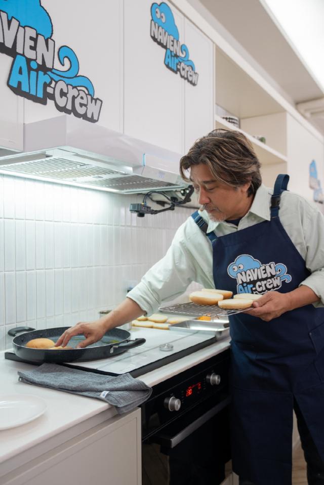 불고기 치즈버거를 만들고 있는 에드워드 리 셰프 사진경동나비엔