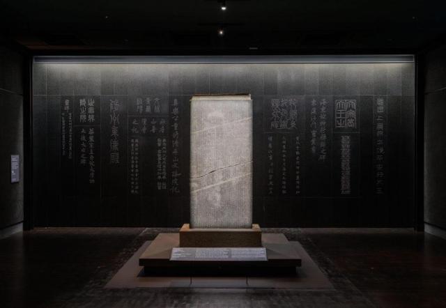 비석의 글씨를 모아 9m 너비의 포스아트로 재연한 옛 비석의 벽 사진포스코그룹