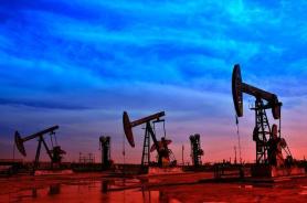 Oil Jumps on Hormuz Strait Risk, but Forecasts Point to Lower Prices Later