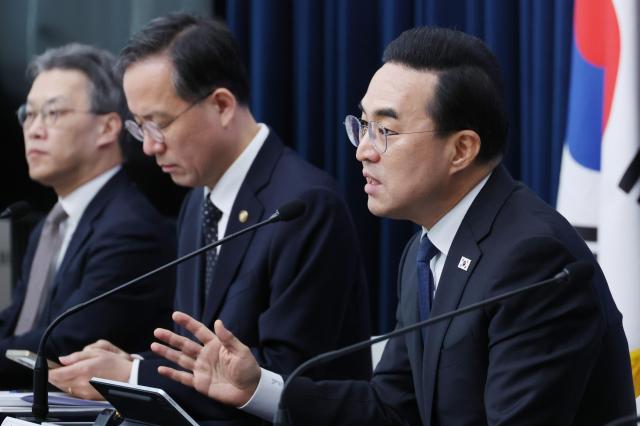 박홍근 기획예산처 장관오른쪽 끝이 지난 27일 정부세종청사에서 한 사전 브리핑에서 추가경정예산안을 설명하고 있다사진연합뉴스