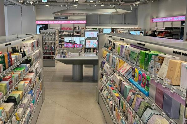 무신사 메가스토어 성수 2층 뷰티 공간 전경 사진홍승완 기자