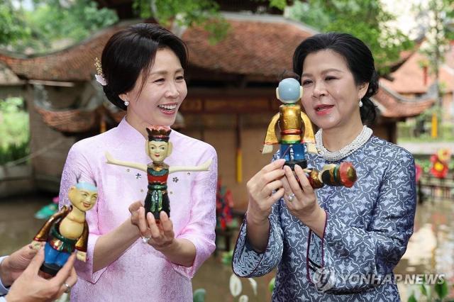 Phu nhân Kim Hye Kyung xem múa rối nước tại Hà Nội
Ảnh Yeonhap News