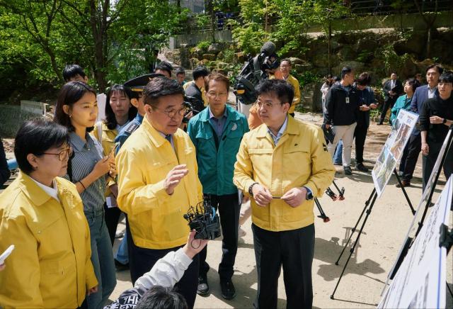 윤호중 행정안전부 장관이 23일 서울 강북구 우이동 인수천 인근의 하천·계곡 불법 점용시설 정비 실태 현장을 점검하고 있다 사진행안부