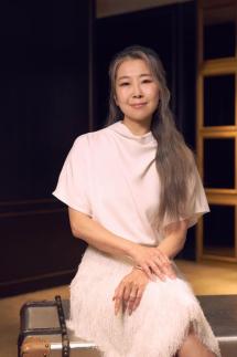 Đạo diễn Maggie Kang ký hợp đồng độc quyền với The Present Company, mở rộng hoạt động tại Hàn Quốc