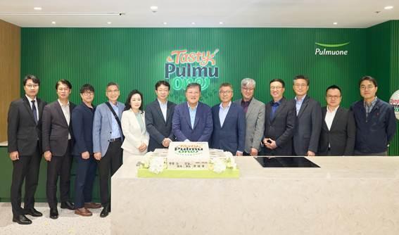 이효율 풀무원이사회 의장왼쪽 일곱번째과 이우봉 풀무원 총괄 CEO왼쪽 여덟번째가 울 강남구 풀무원 수서 본사에서 열린 지속가능식생활 조리학교 테이스티풀무원 개교식에서 관계자들과 기념 촬영을 하고 있다 사진풀무원