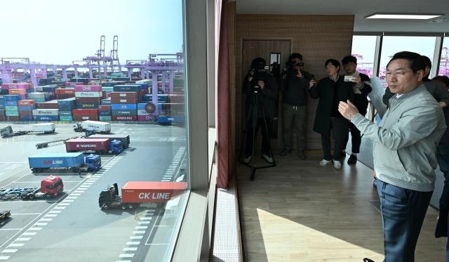 유정복 인천광역시장이 23일 선광 신컨테이너터미널에서 수출 상황 등을 점검하고 있다 사진인천시