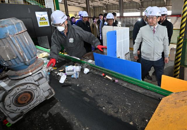 유정복 인천광역시장이 23일 남부권 광역생활자원회수센터에서 재활용 선별시설을 점검하고 있다 사진인천시