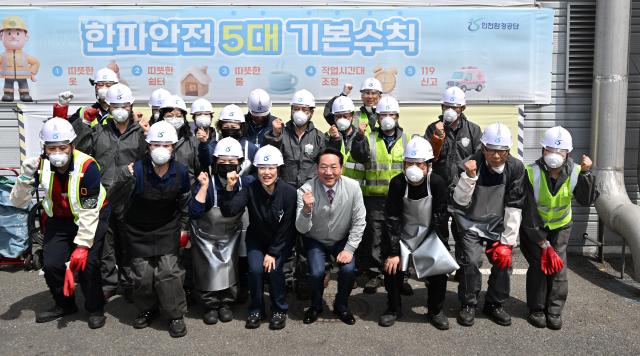 유정복 인천광역시장이 23일 남부권 광역생활자원회수센터에서 직원들을 격려하고 있다 사진인천시