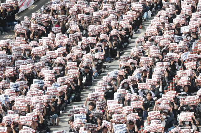 23일 경기도 평택시 삼성전자 평택캠퍼스 앞에서 열린 삼성전자 노동조합 공동투쟁본부의 투명하게 바꾸고 상한폐지 실현하자-423 투쟁 결의대회에서 조합원들이 구호를 외치고 있다 사진연합뉴스