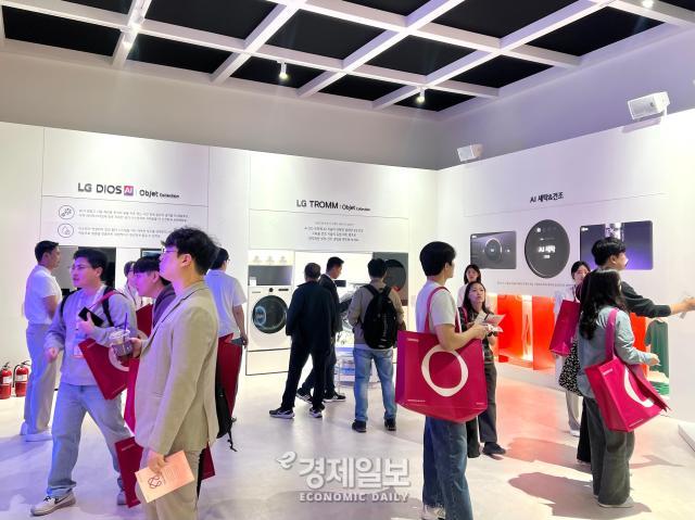 23일 서울 삼성동 코엑스에서 개최된 2026 월드IT쇼에 위치한 LG전자 부스에서 관람객들이 전시를 보고 있는 모습 사진정보운 기자