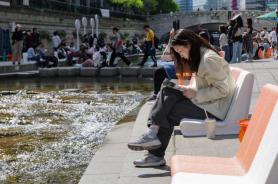 Text-hispters indulge in reading trend in Seoul