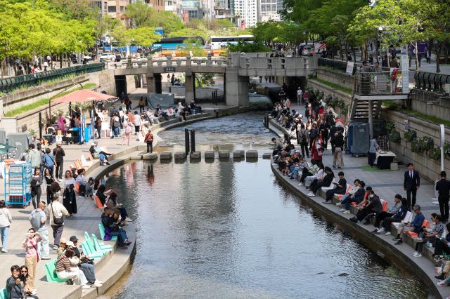 The “Reading Clear Stream” outdoor library event takes place along Cheonggyecheon Stream in central Seoul on April 23, 2026, as Seoul launched its outdoor library program on World Book and Copyright Day. AJP Yoo Na-hyun