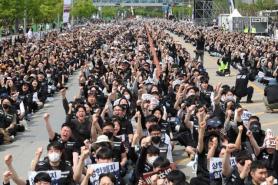 Koreas chip irony: record Samsung Elec shares and mass workers rally 