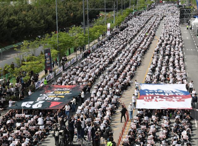 Union members chant slogans during the Samsung Electronics labor coalition’s “April 23 Struggle Rally” at the company’s Pyeongtaek campus in Godeok-dong Pyeongtaek Gyeonggi Province on April 23 2026 Pool photo