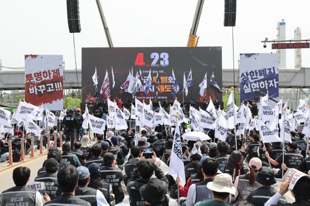 Union members chant slogans during the Samsung Electronics labor coalition’s “April 23 Struggle Rally” at the company’s Pyeongtaek campus in Godeok-dong Pyeongtaek Gyeonggi Province on April 23 2026 Pool photo
