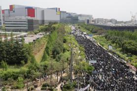 Samsung Elecs Pyeongtaek campus - protest instead of celebration of chip boom 