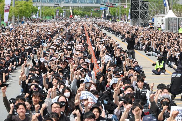 Union members shout slogans at the 423 Struggle Resolution Rally Change Transparently and Abolish the Cap organized by the Samsung Electronics Labor Union Joint Struggle Headquarters in front of Samsung Electronics Pyeongtaek Campus in Pyeongtaek April 23 2026 AJP Han Jun-gu