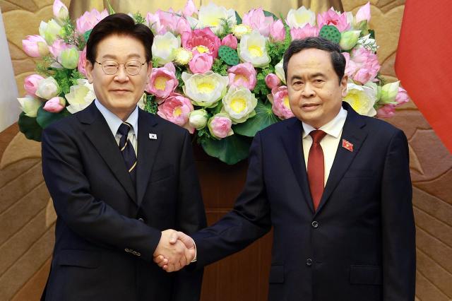 South Korean President Lee Jae-myung, on a state visit to Vietnam, shakes hands with National Assembly Speaker Tran Thanh Man before their meeting at the National Assembly building in Hanoi on April 23 (local time).