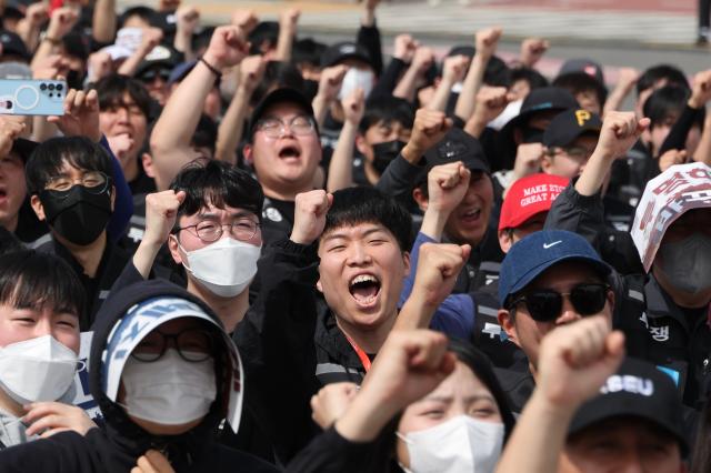 Union members shout slogans at the 423 Struggle Resolution Rally Change Transparently and Abolish the Cap organized by the Samsung Electronics Labor Union Joint Struggle Headquarters in front of Samsung Electronics Pyeongtaek Campus in Pyeongtaek April 23 2026 AJP Han Jun-gu