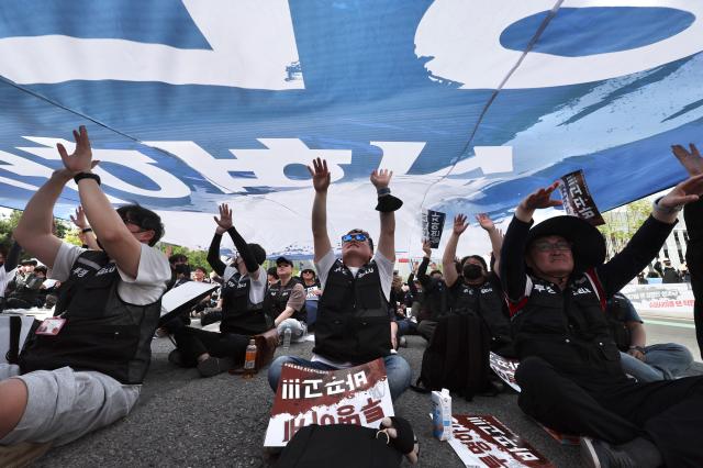 Union members carry a large banner at the 423 Struggle Resolution Rally Change Transparently and Abolish the Cap in front of Samsung Electronics Pyeongtaek Campus in Pyeongtaek April 23 2026 AJP Han Jun-gu