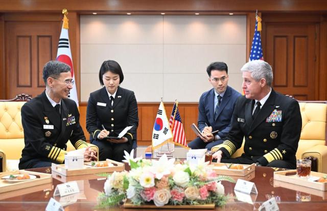 Chief of Naval Operations Kim Kyung-ryul and Commander of the US Pacific Fleet Admiral Stephen Koehler right hold a bilateral meeting at the Republic of Korea Navy Finance Corps Battalion in Seoul on April 15 2026 Yonhap 