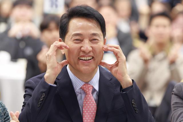 오세훈 서울시장이 지난 22일 오후 서울 용산구 백범김구기념관 컨벤션홀에서 열린 서울시사회복지사협회 창립 40주년 기념식에 참석해 기념촬영을 하고 있다 사진유대길 기자 dbeorlf123ajunewscom