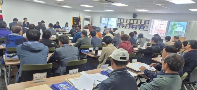 기장군은 기장읍 주민설명회에서 불법 하천계곡 점용시설 단속 계획을 설명하고 있다사진기장군