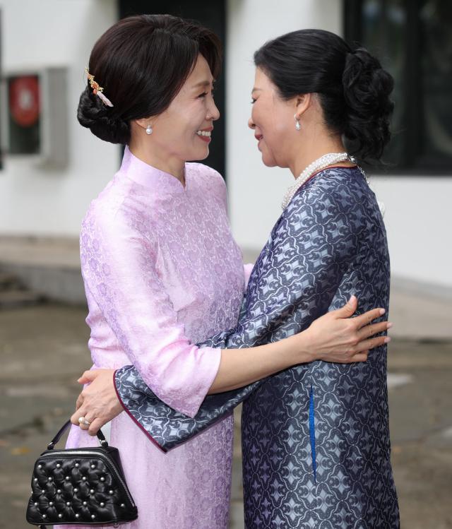 이재명 대통령과 베트남을 국빈 방문 중인 김혜경 여사가 23일현지시간 하노이 민족학 박물관에서 열린 배우자 간 친교행사에서 또 럼 베트남 공산당 서기장의 부인 응오 프엉 리 여사와 인사하고 있다 사진연합뉴스