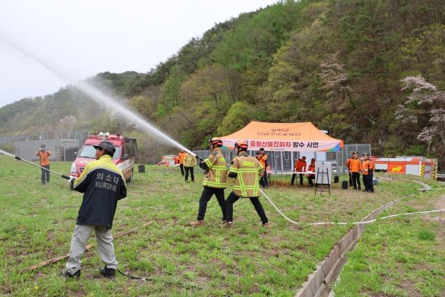 중형 산불 진화차 방수 시연 장면 사진경상북도소방본부