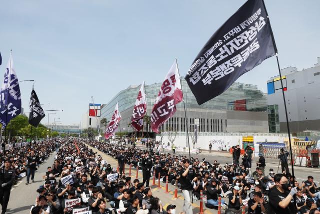 Samsung Electronics union members hold a rally to protest to current reward system amid profit windfall from AI boom at Pyeongtaek campus on April 23 2026 Pool photo 
