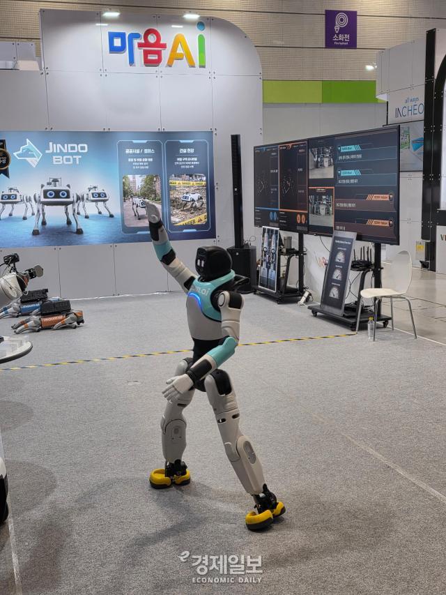 마음AI의 퍼포먼스형 휴머노이드 로봇 Woochi Bot이 음악에 맞춰 춤을 추고있다사진김태휘 기자