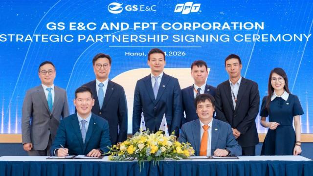 베트남 호치민에서 GS건설 허윤홍 대표앞줄 왼쪽과 FPT 코퍼레이션 응우옌 반 코아Nguyen Van Khoa CEO앞줄 오른쪽 등 관계자들이 업무협약을 체결하고 기념사진을 촬영하고 있다 사진GS건설
