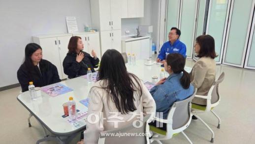 [6​​​​​​​·3지방선거]윤병태 민주당 나주시장 후보 예비산모들 만나 의견 청취  