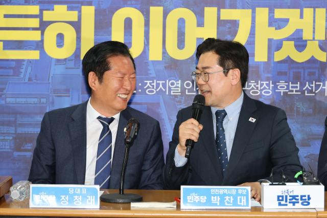 박찬대 더불어민주당 인천시장 후보가 24일 인천 연수구 정지열 인천 연수구청장 후보 선거사무소에서 열린 최고위원회의에서 발언하고 있다 왼쪽은 정청래 대표 사진연합뉴스