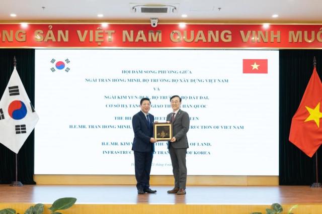 김윤덕 국토장관사진 오른쪽이 베트남 건설부 장관과 면담 후 기념촬영에 나서고 있다 사진국토교통부