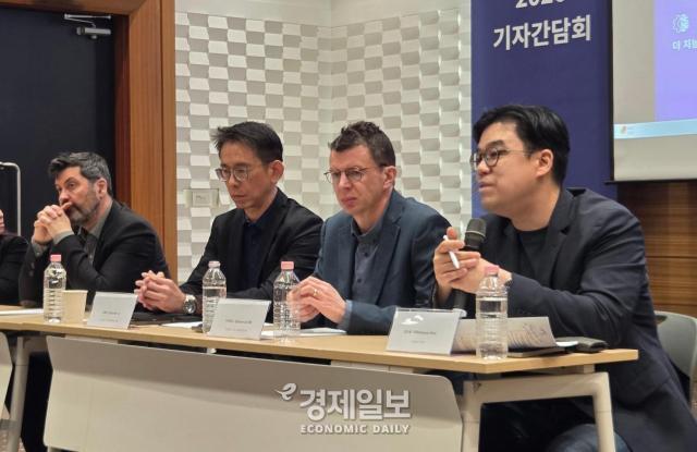 오른쪽부터 김도윤 크리테오 코리아 대표와 디어뮤드 길 크리테오 CTO 쯔웨이 로 크리테오 아태지역 총괄 마크 피슐리 크리테오 인터내셔널 마켓 총괄이 미디어 QA를 진행하고 있다 사진류청빛 기자