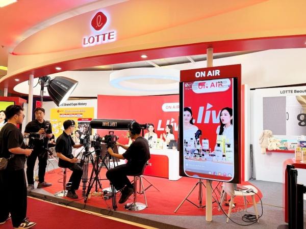 Lotte Home Shopping held a showcase in Hanoi on April 23 (local time) to support Vietnamese market entry by South Korean small businesses and ran a live-commerce broadcast with a local influencer on site. [Photo=Lotte Home Shopping]