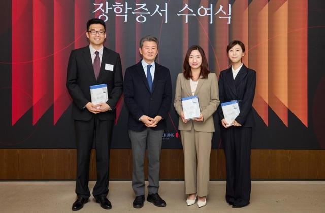 정몽규 포니정재단 이사장왼쪽에서 두 번째이 2026년도 학술지원 수혜자들과 기념사진을 촬영하고 있다 사진포니정재단