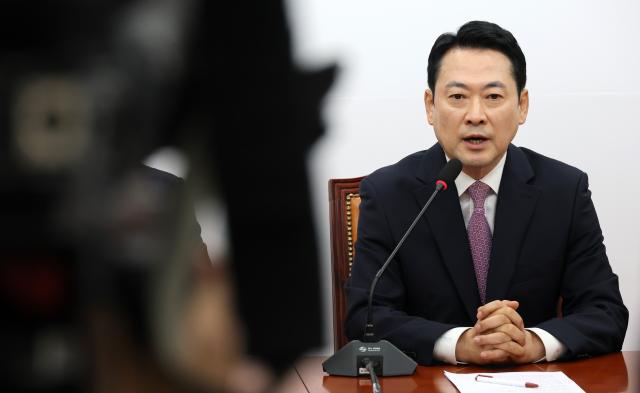 장동혁 국민의힘 대표가 24일 국회에서 브리핑을 열고 정보 누설 논란이 제기된 정동영 통일부 장관에 대한 해임 건의안의 내용과 현안 관련 질의에 답하고 있다 사진연합뉴스