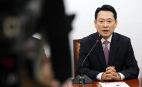 People Power Party leader Jang Dong-hyeok says he will weigh resignation amid 15% support