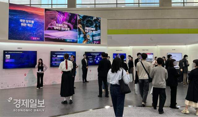 2026 월드IT쇼WIS 2026 행사장 내부 KT 전시관의 모습 관람객들이 금융 AX 등 산업 현장 맞춤형 AI 솔루션을 관람하고 있다 사진  전지수 기자
