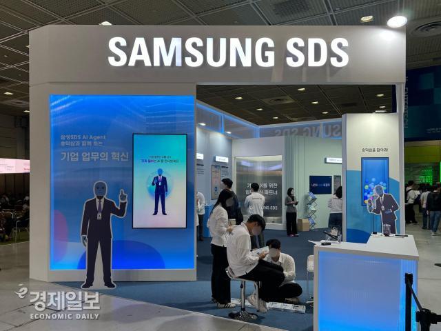 2026 월드IT쇼WIS 2026 내부 삼성SDS 부스 삼성SDS는 이번 전시에서 기업 업무 혁신을 위한 AI 에이전트를 소개하며 금융권 카드입회심사 시간을 대폭 단축하는 솔루션 등을 선보였다 사진전지수 기자