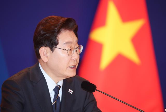 이재명 대통령이 23일현지시간 하노이 한 호텔에서 열린 한-베트남 비즈니스포럼 사전간담회에서 발언하고 있다 사진연합뉴스