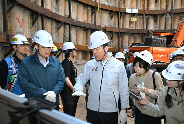 오세훈 서울시장이 24일 종로구 광화문 대심도 빗물배수터널 지하 공사현장을 찾아 방재 인프라 확충 현황을 점검하고 있다 사진서울시